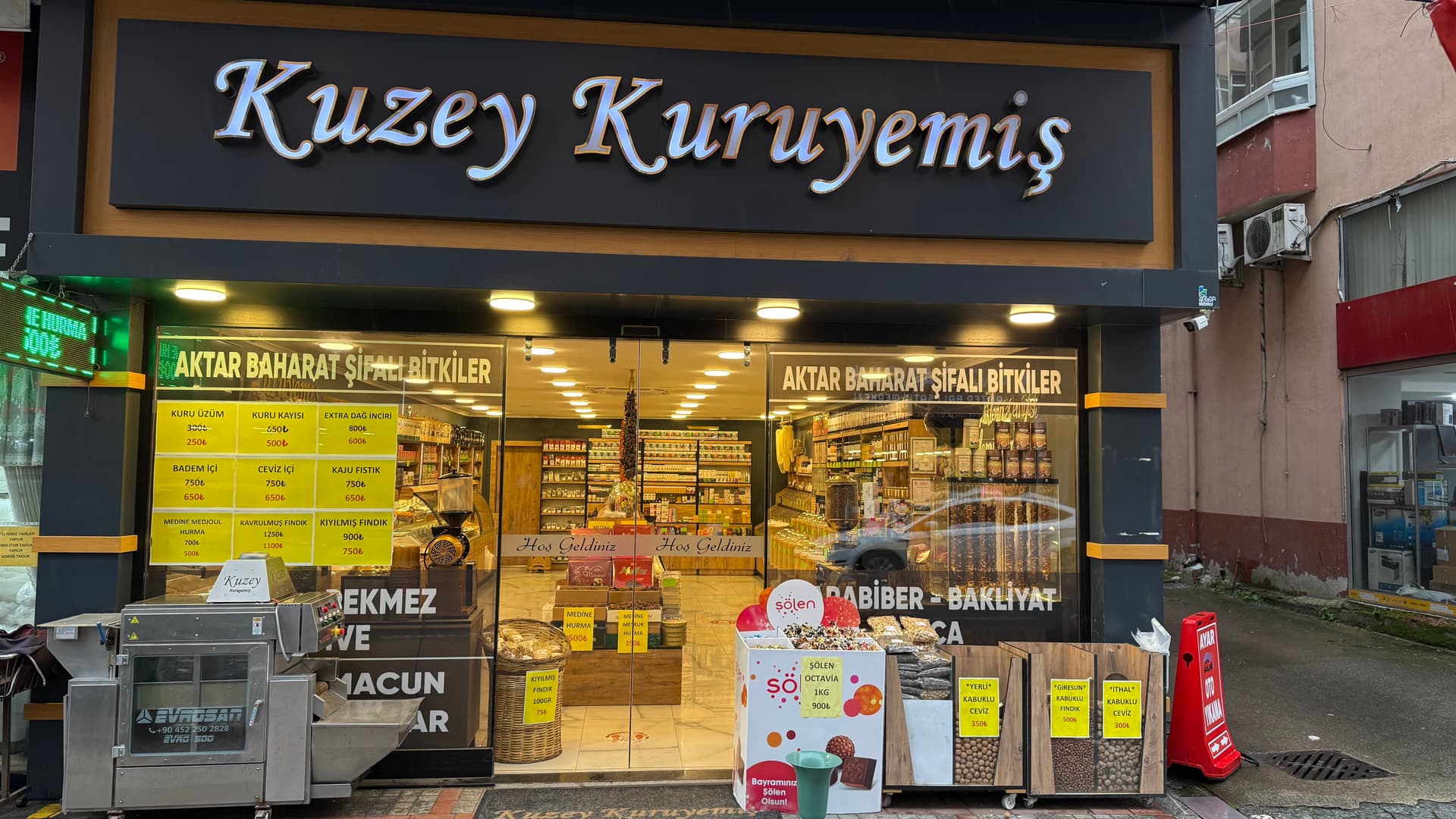 Kuzey Kuruyemis - Magaza vitrin